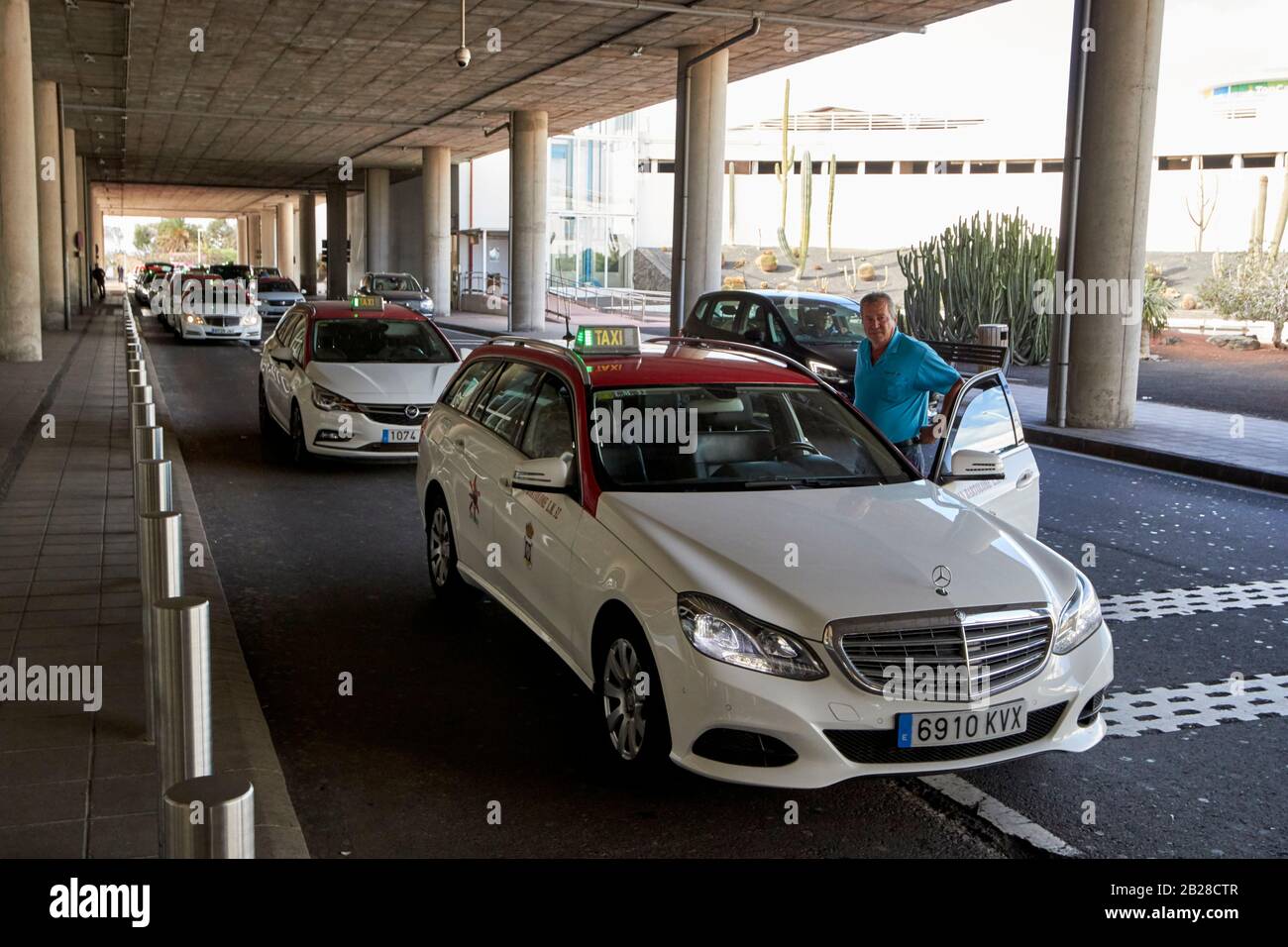Rangée de taxis blancs et rouges devant l'aéroport d'arricife Lanzarote îles canaries espagne Banque D'Images