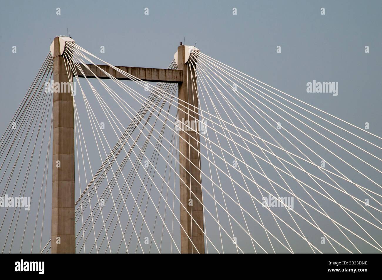 Les longs câbles de suspension métalliques segmentés sont coupés en haut des côtés bilatéraux des tours de suspension en béton du pont Banque D'Images