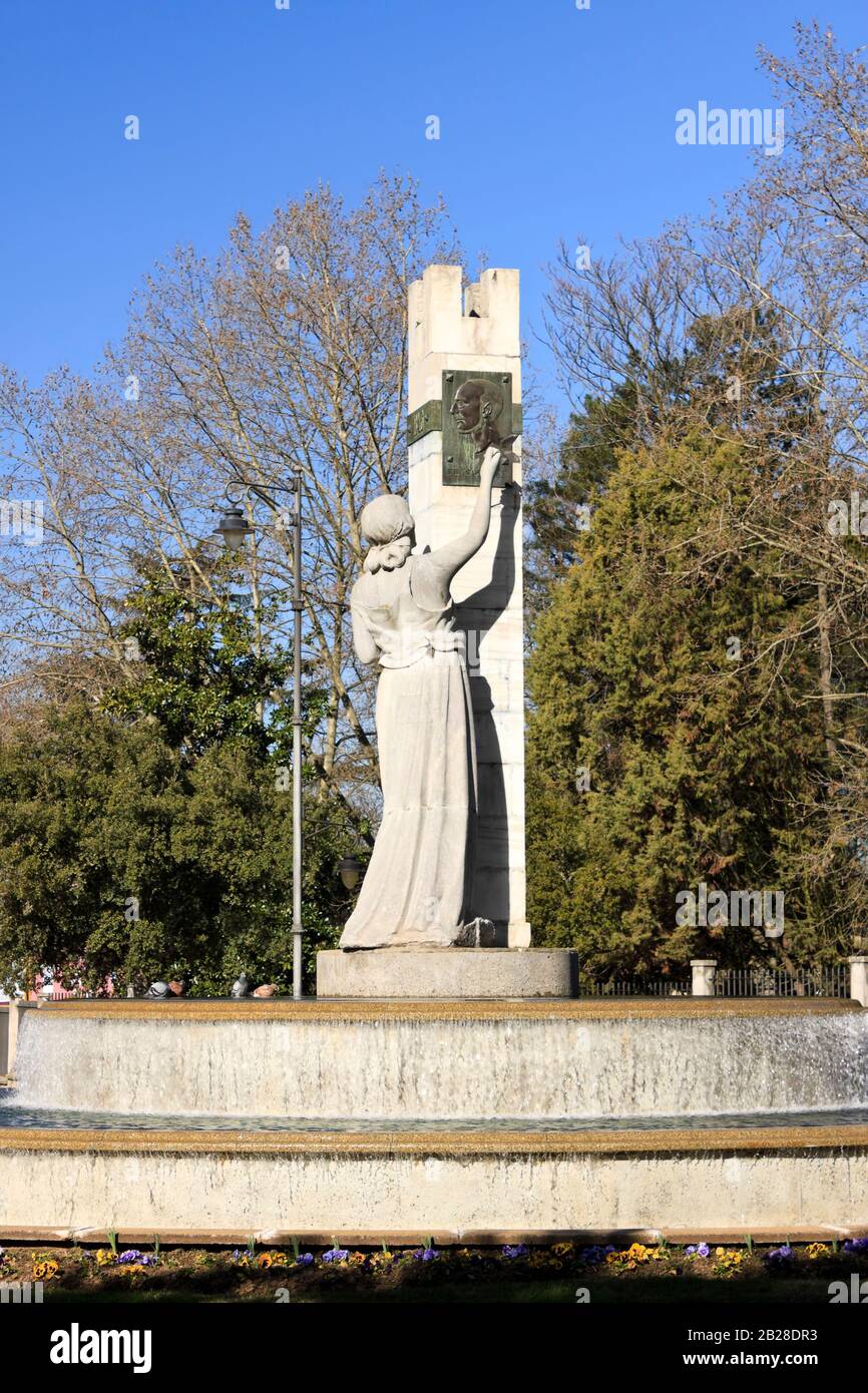 Ponferrada, Espagne - 23 février 2020: Monument de la Carrasca, hommage au poète et écrivain du XIXe siècle Enrique Gil y Carrasco le 23 février 2020 à Pon Banque D'Images
