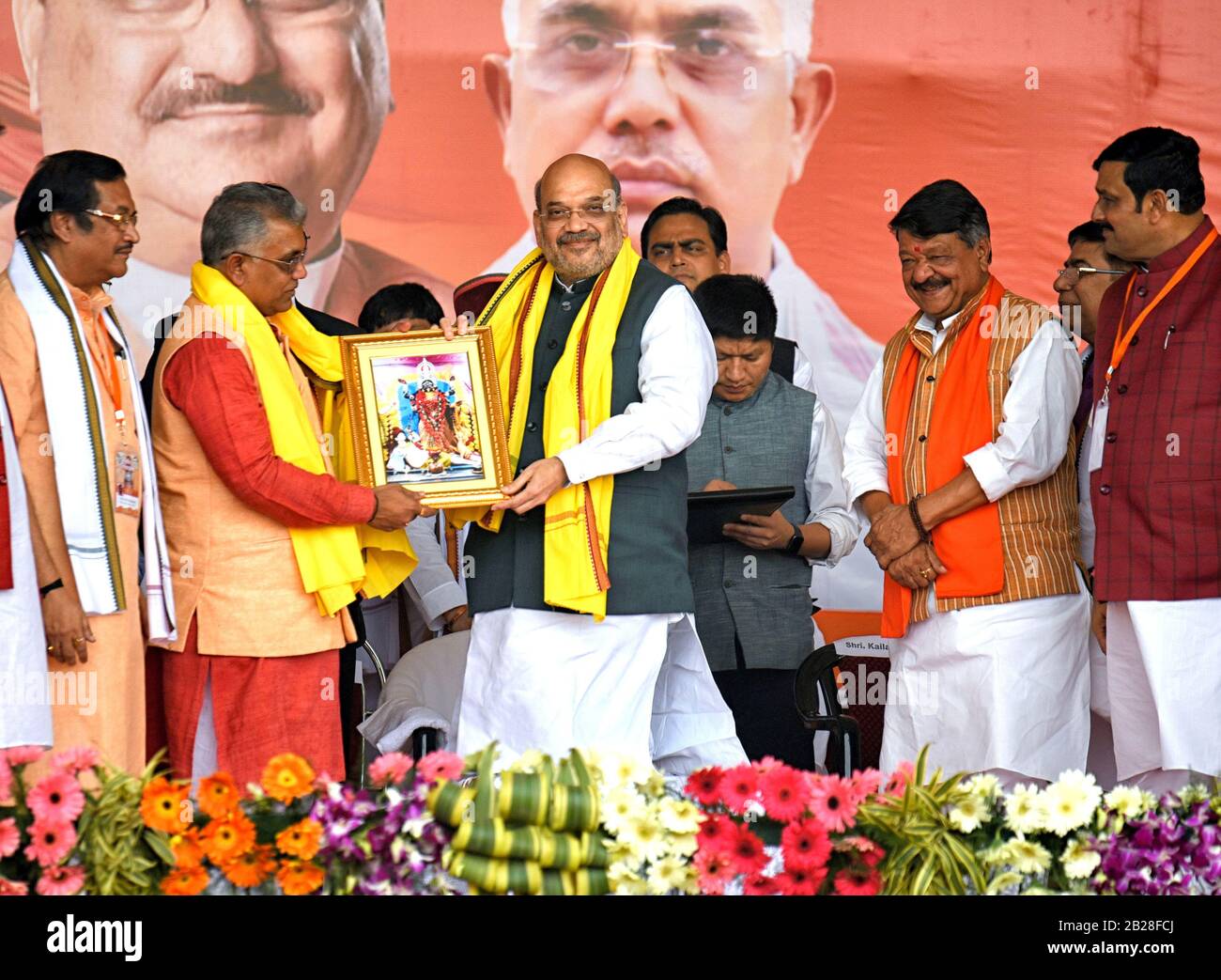 Le ministre de l'intérieur indien Amit Shah (Middle Black Coat) avec un Dieu hindou (Ma Kali's) cadre photo pendant la CAA (loi d'amendement de la citoyenneté) soutien de rassemblement à kolkata. Banque D'Images