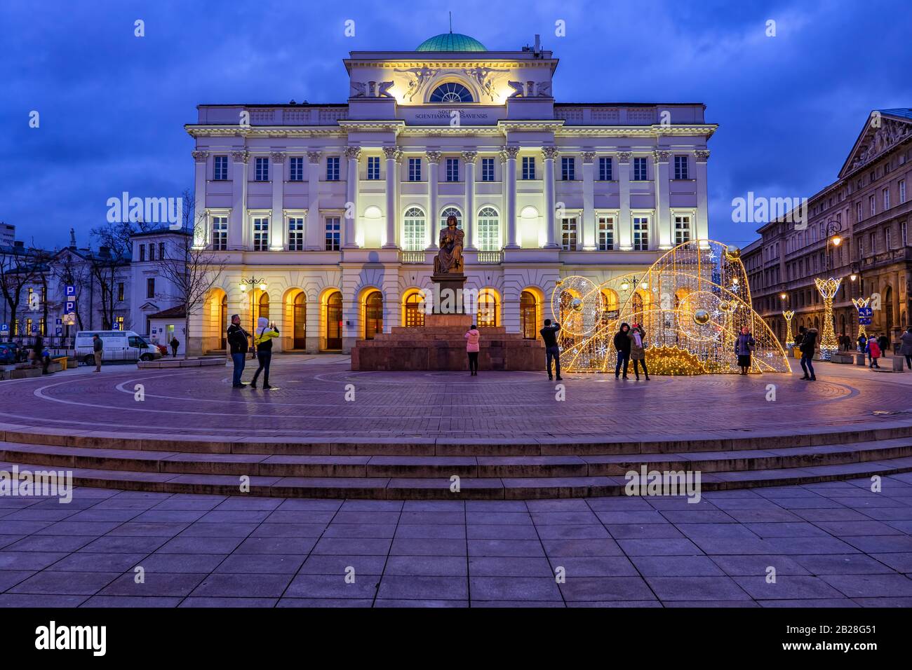 Varsovie, Pologne - 27 Décembre 2019: Académie Polonaise Des Sciences (Polonais: Polska Akademia Nauk, Pan) Au Palais Staszic Et Au Monument Nicolaus Copernicus Banque D'Images