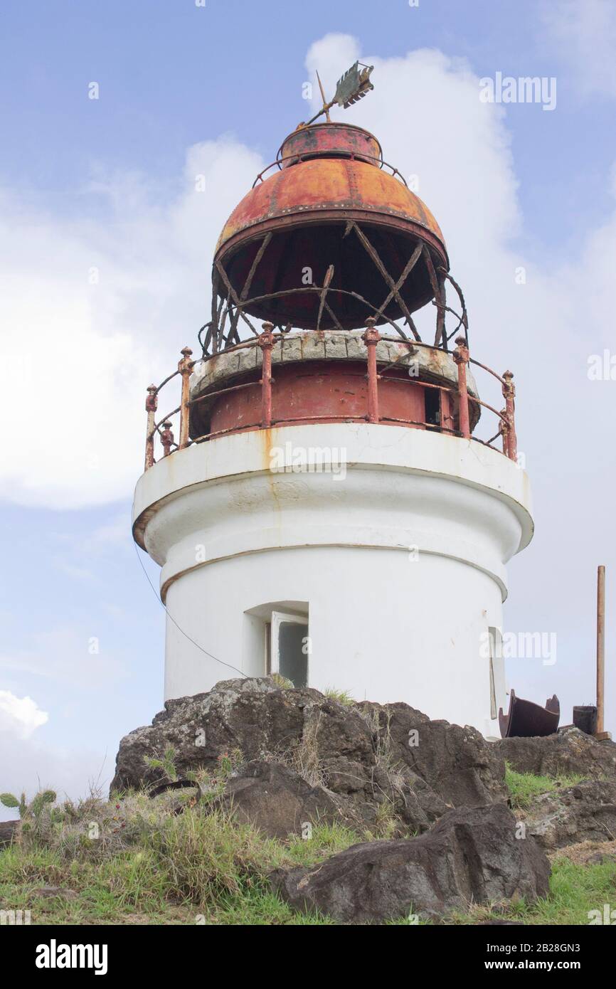 Vieux phare sur une masse de roche avec herbe verte sous ciel bleu nuageux, établi en 1912.730 pieds au-dessus du niveau de la mer, Melle-a-chique Vieux-fort Banque D'Images