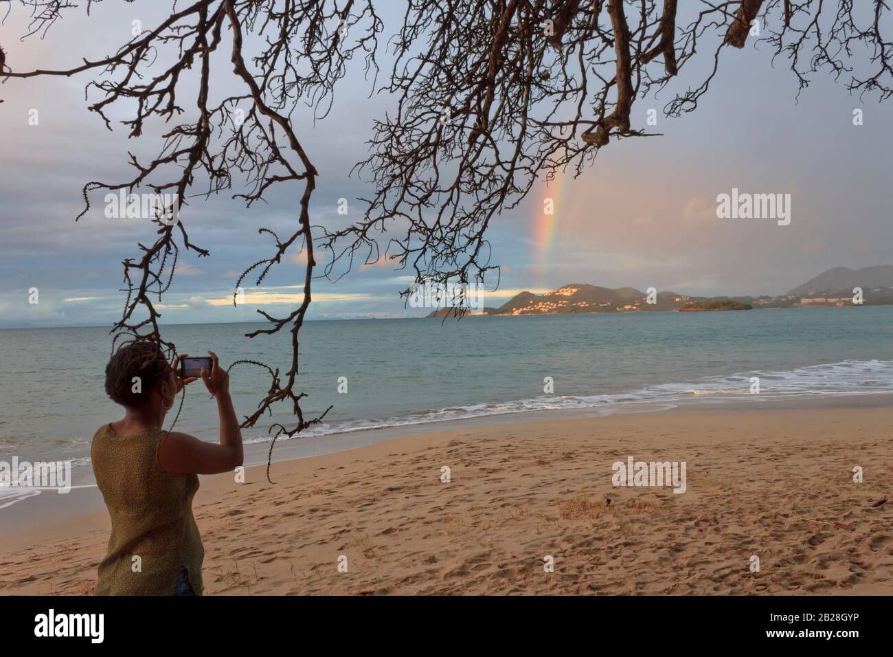 Beau arc-en-ciel une journée où le ciel était couvert à Vigie Beach dans la tropicale Sainte-Lucie Banque D'Images