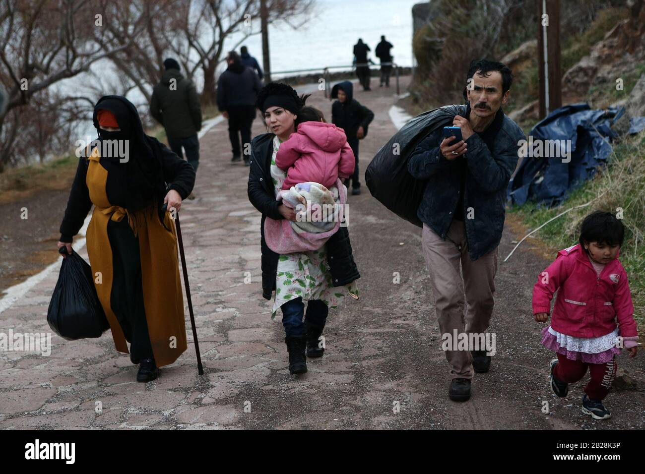 Mytilène, Grèce. 1 mars 2020. Les réfugiés d'Afghanistan arrivent à Skala Sikaminias, sur l'île de Lesvos, Grèce, le 1er mars 2020. Samedi, des dizaines de réfugiés et de migrants ont atteint les rives de l'île de Lesvos dans le nord-est de la mer Égée, comme la Grèce l'a dit, elle est déterminée à faire ce qui est jugé nécessaire pour protéger ses frontières sur la terre et la mer, qui sont également les frontières de l'Europe. Crédit: Marios Lolos/Xinhua/Alay Live News Banque D'Images