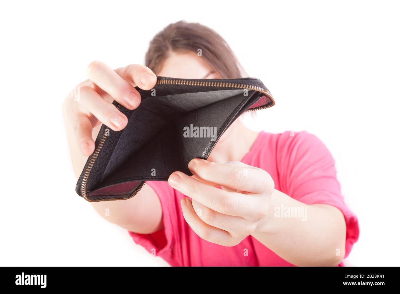 femme montrant un portefeuille vide sans argent. concept de faillite pour les finances Banque D'Images