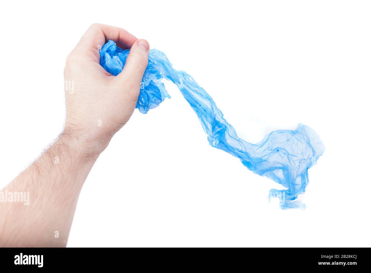main avec sac en plastique bleu isolé sur fond blanc. recyclage ou concept de politique Banque D'Images