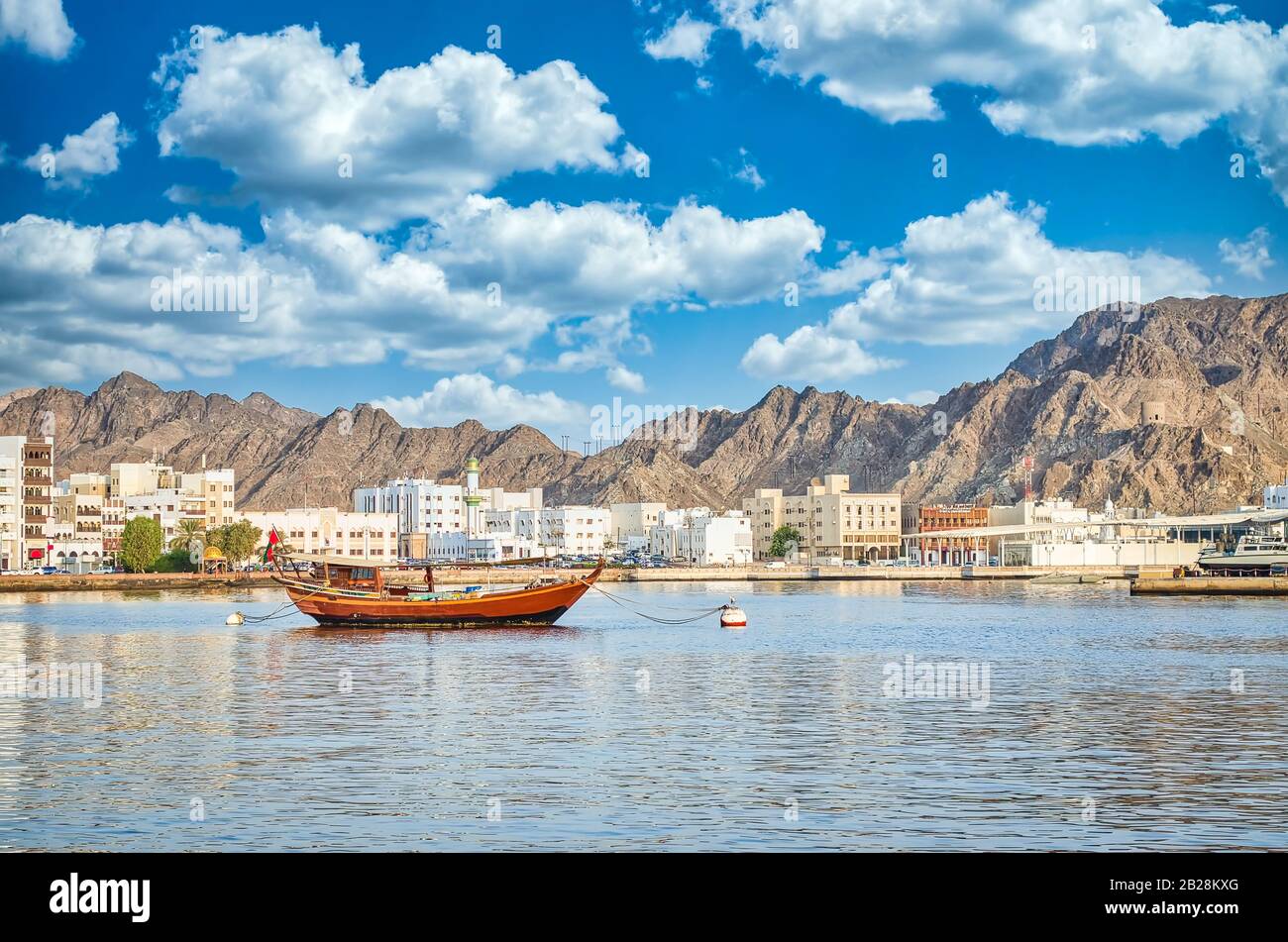 Ancien Voilier ancré à Muttrah Corniche. La vieille ville et les montagnes en arrière-plan. De Muscat, Oman. Banque D'Images