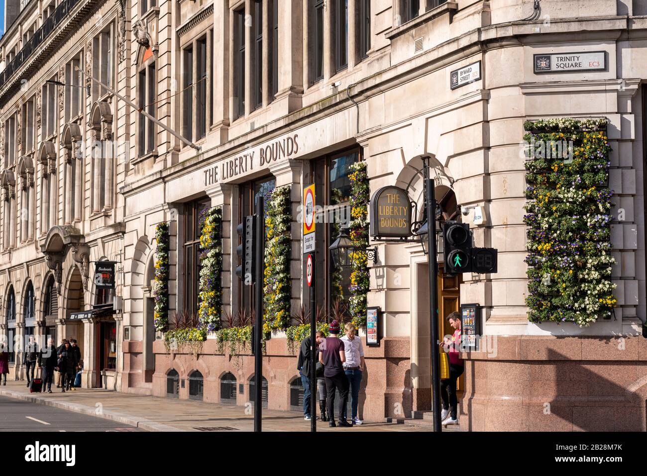 Le pub Liberty Bounds, un pub de restaurant Wetherspoon à Trinity Square, Tower Hill, Londres, Royaume-Uni. Journée ensoleillée avec des gens dehors. Limite de la ville Banque D'Images