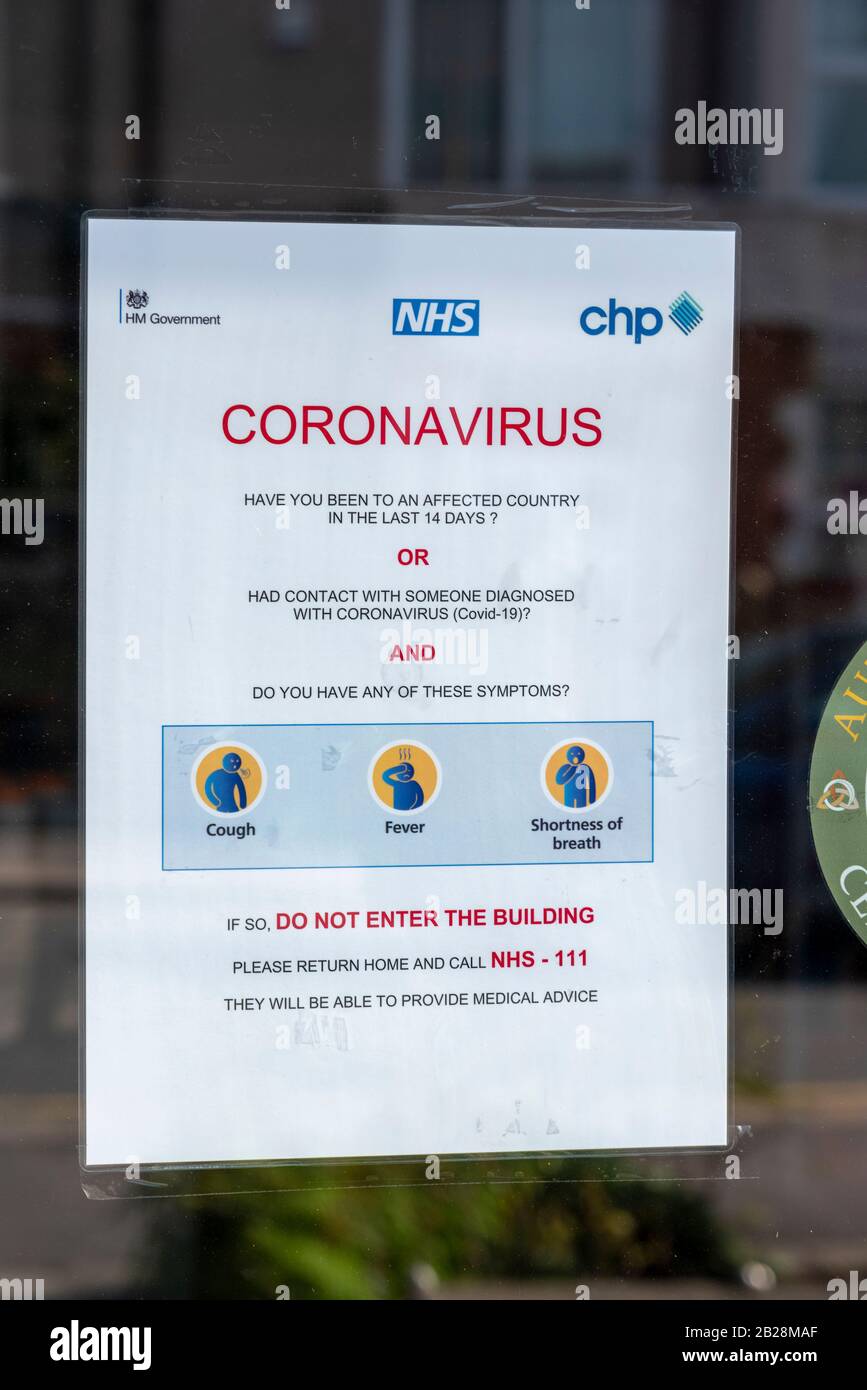 Avertissement de coronavirus sur la fenêtre d'entrée des médecins chirurgie à Westcliff sur la mer, Essex, Royaume-Uni demandant aux personnes qui pourraient ne pas entrer. Rentre à la maison 111 Banque D'Images