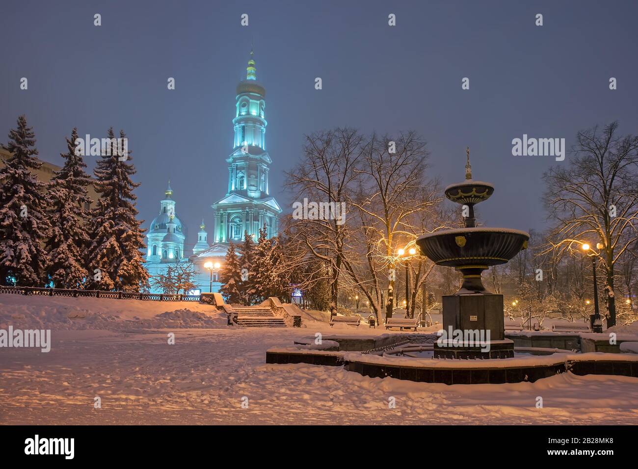 La cathédrale et la fontaine de l'Assomption dans le parc le soir d'hiver. Kharkiv, Ukraine Banque D'Images