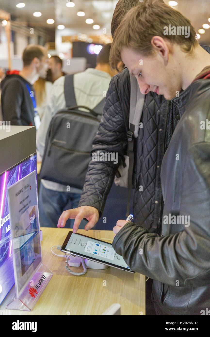 Kiev, UKRAINE - 13 AVRIL 2019: Les gens visitent Huawei, un stand de corporation multinationale chinoise pendant CEE 2019, le plus grand salon de l'électronique Banque D'Images
