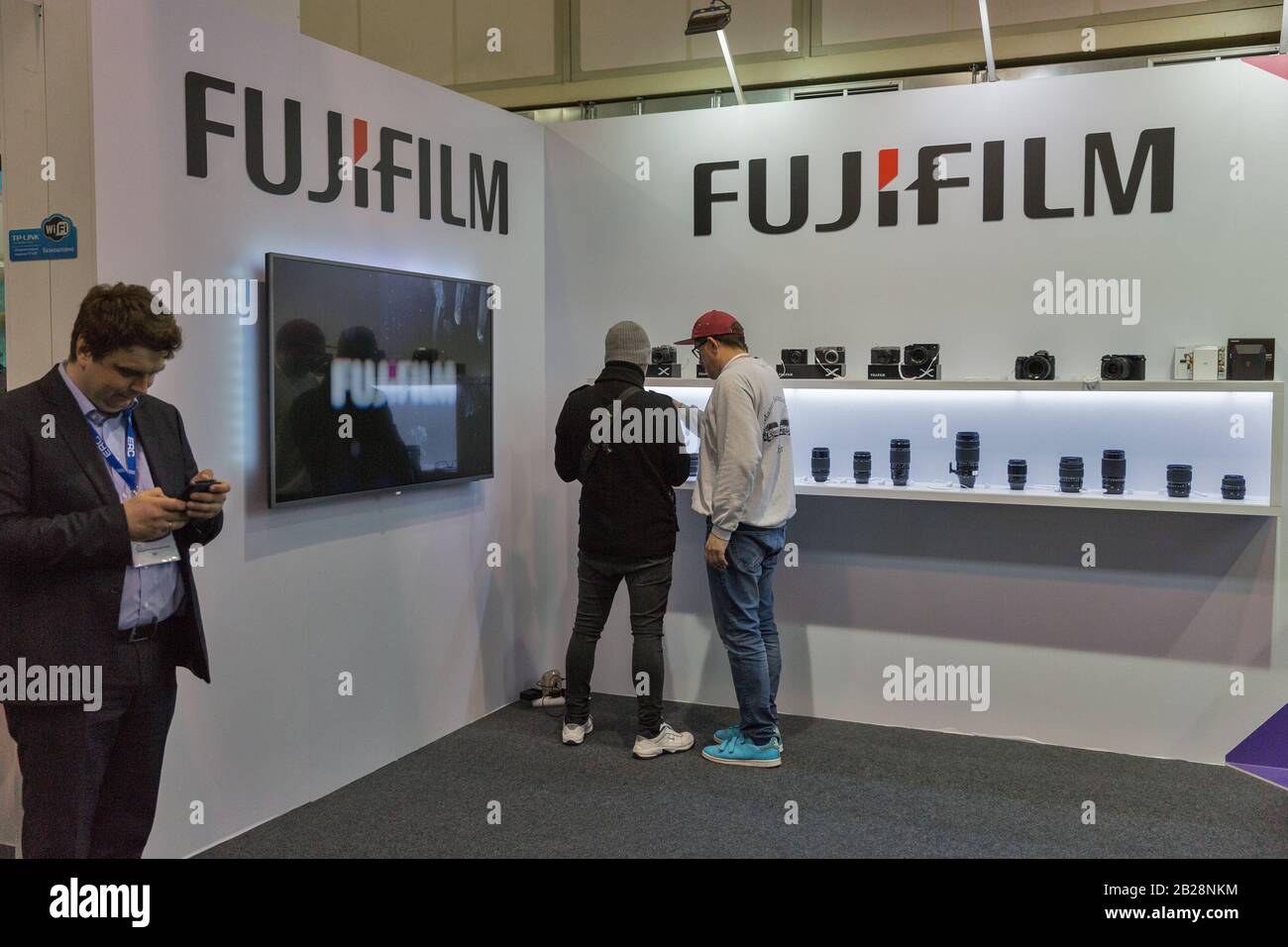 Kiev, UKRAINE - 13 AVRIL 2019: Les gens qui testent des appareils photo professionnels sur le stand de Fujifilm de compagnie pendant CEE 2019, le plus grand consommateur élu Banque D'Images