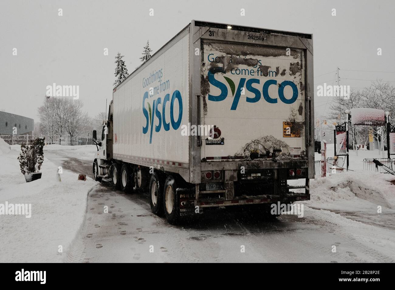 Camion de livraison de nourriture Sysco (semi-remorque) livré dans un matin d'hiver très enneigé à Ottawa, Ontario, Canada. Banque D'Images