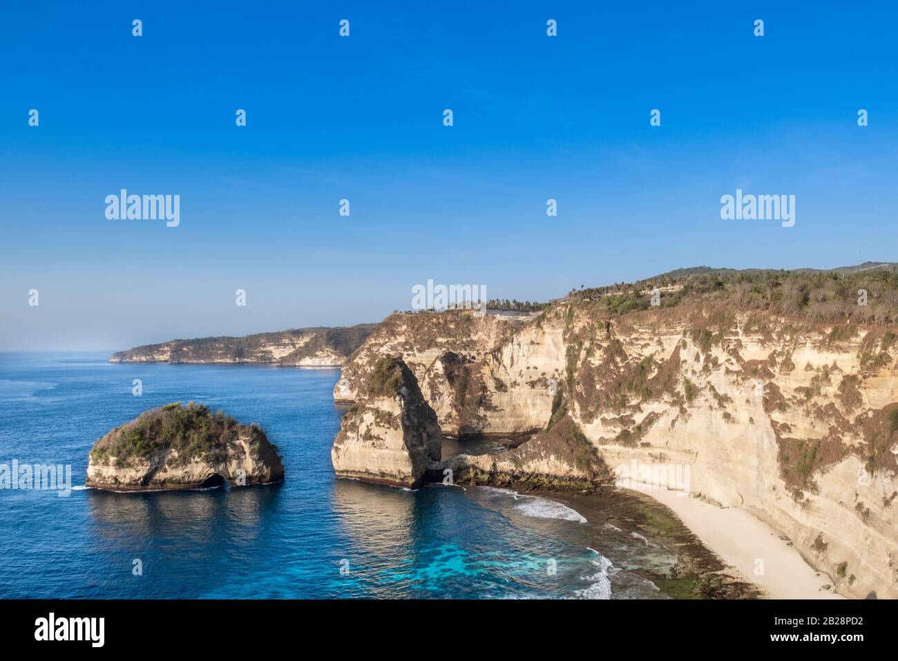 Falaises d'Atuh et plage sur l'île Nusa Penida, Bali, Indonésie Banque D'Images Falaises d'Atuh et plage sur l'île Nusa Penida, Bali, Indonésie Banque D'Images