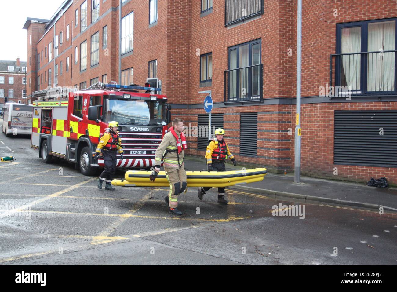 Changement climatique, sauvetage des incendies, bateau radeau de rivière, Worcester, Royaume-Uni, 13/02/2014. Les équipes d'incendie s'occupent du radeau de sauvetage de la rivière, gonflable sur l'inondation de la rivière Severn. Recherchez les personnes bloquées dans les maisons inondées. Banque D'Images