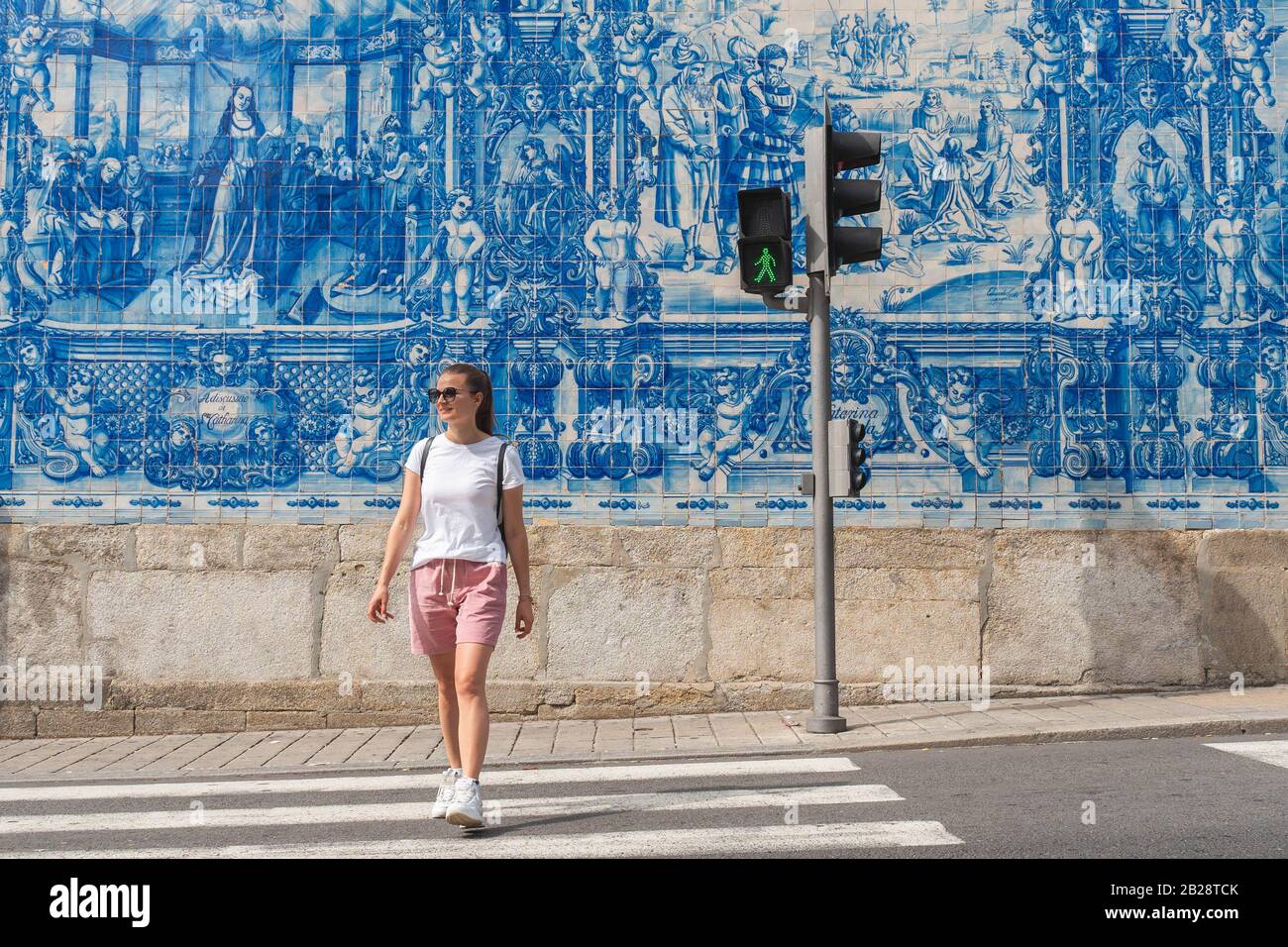 Belles femmes marchant le long de l'église Capela Rua de Santa Catarina et profitant de la vue. Destination de voyage d'été. Portugal, Porto, 17.08.2019 Banque D'Images