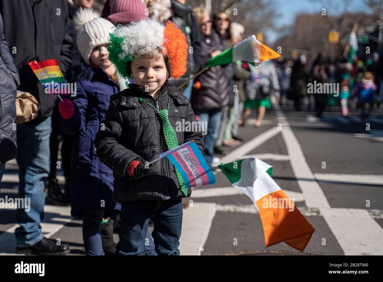 New York, New York, États-Unis. 1 mars 2020. New York, New York, États-Unis : les enfants assistent au 21ème défilé annuel de St. Pat à Sunnyside, dans le Queens. Crédit: Corine Sciboz/Zuma Wire/Alay Live News Banque D'Images New York, New York, États-Unis. 1 mars 2020. New York, New York, États-Unis : les enfants assistent au 21ème défilé annuel de St. Pat à Sunnyside, dans le Queens. Crédit: Corine Sciboz/Zuma Wire/Alay Live News Banque D'Images