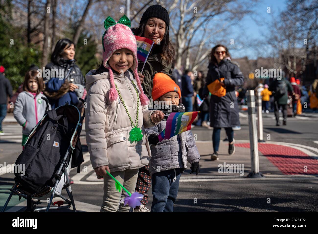 New York, New York, États-Unis. 1 mars 2020. New York, New York, États-Unis : une mère et ses enfants assistent à la 21ème parade annuelle de St. Pat à Sunnyside, dans le Queens. Crédit: Corine Sciboz/Zuma Wire/Alay Live News Banque D'Images New York, New York, États-Unis. 1 mars 2020. New York, New York, États-Unis : une mère et ses enfants assistent à la 21ème parade annuelle de St. Pat à Sunnyside, dans le Queens. Crédit: Corine Sciboz/Zuma Wire/Alay Live News Banque D'Images