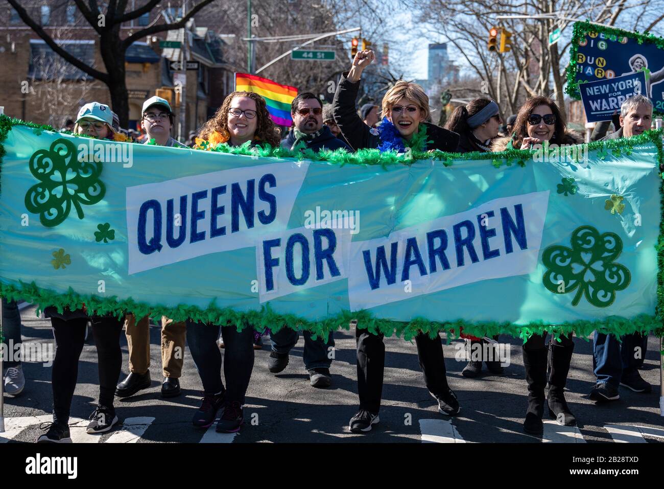 New York, New York, États-Unis. 1 mars 2020. New York, New York, États-Unis : les partisans d'Elizabeth Warren participent à la 21ème parade annuelle de St. Pat à Sunnyside, Queens, pour célébrer la culture et les contributions des Irlandais. Crédit: Corine Sciboz/Zuma Wire/Alay Live News Banque D'Images New York, New York, États-Unis. 1 mars 2020. New York, New York, États-Unis : les partisans d'Elizabeth Warren participent à la 21ème parade annuelle de St. Pat à Sunnyside, Queens, pour célébrer la culture et les contributions des Irlandais. Crédit: Corine Sciboz/Zuma Wire/Alay Live News Banque D'Images