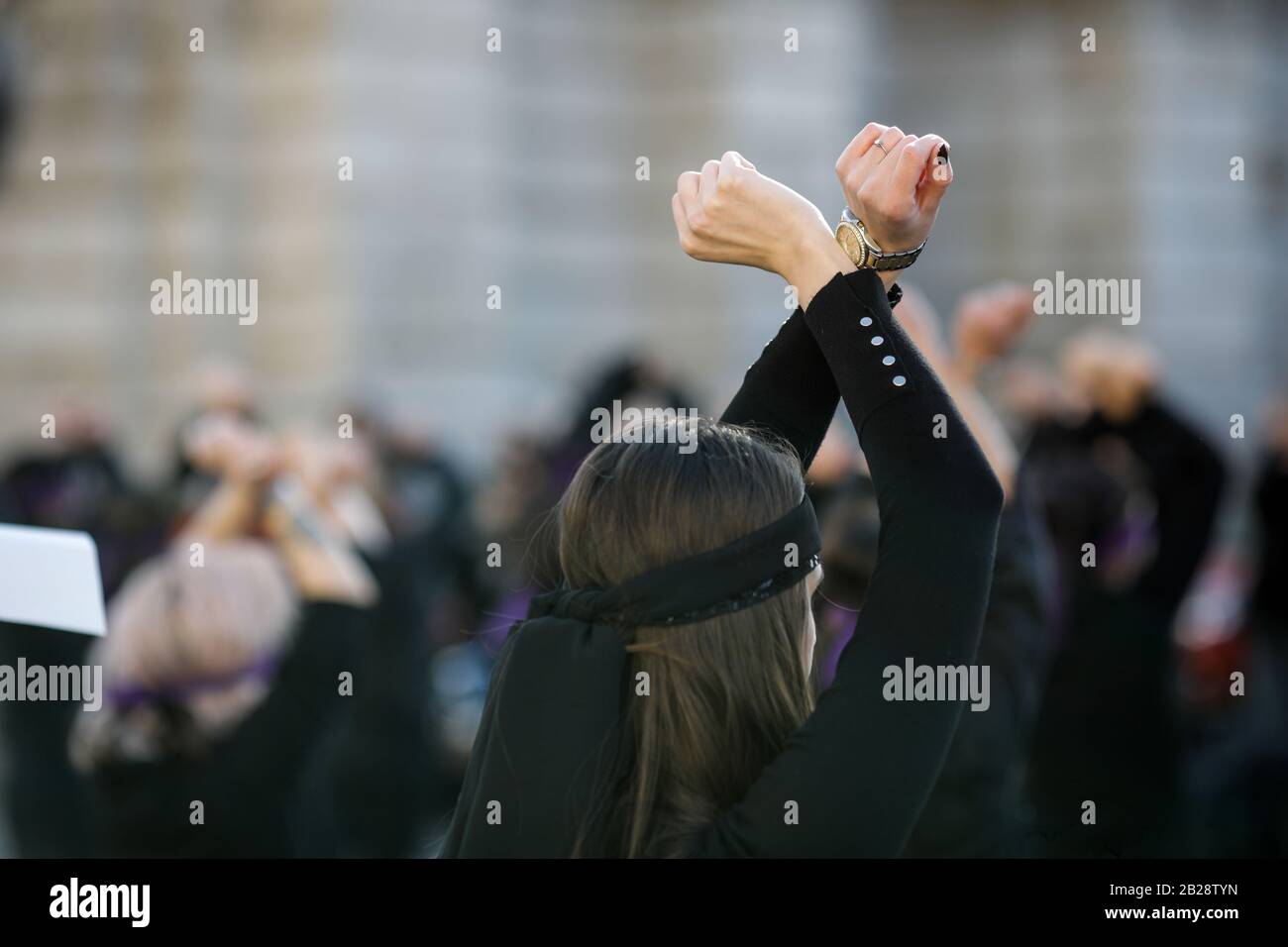 Les gestes de la femme lors d'une flashmob féministe dans le centre de Bucarest. Banque D'Images