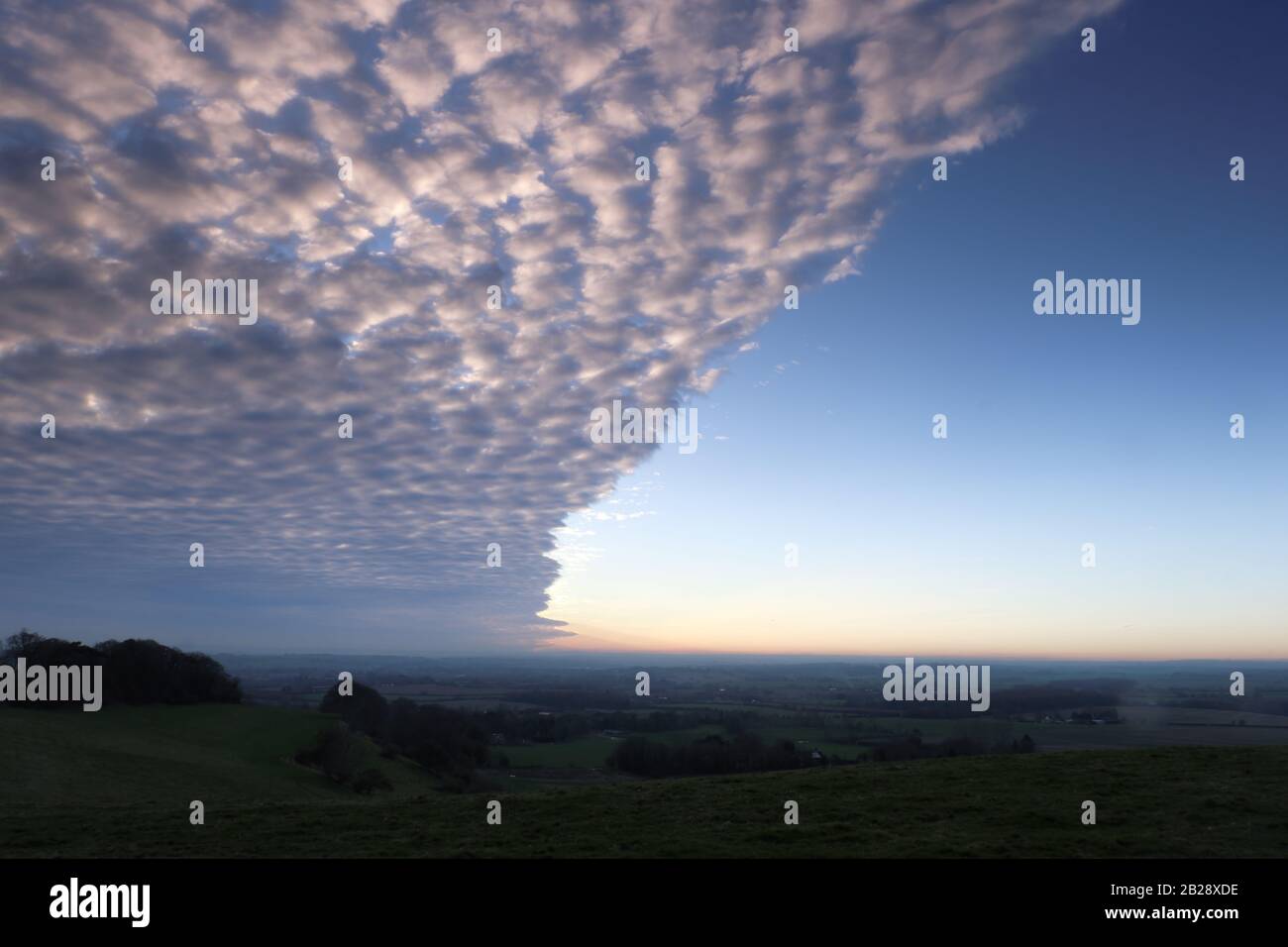 Une formation spectaculaire de nuages prise au soleil. Banque D'Images