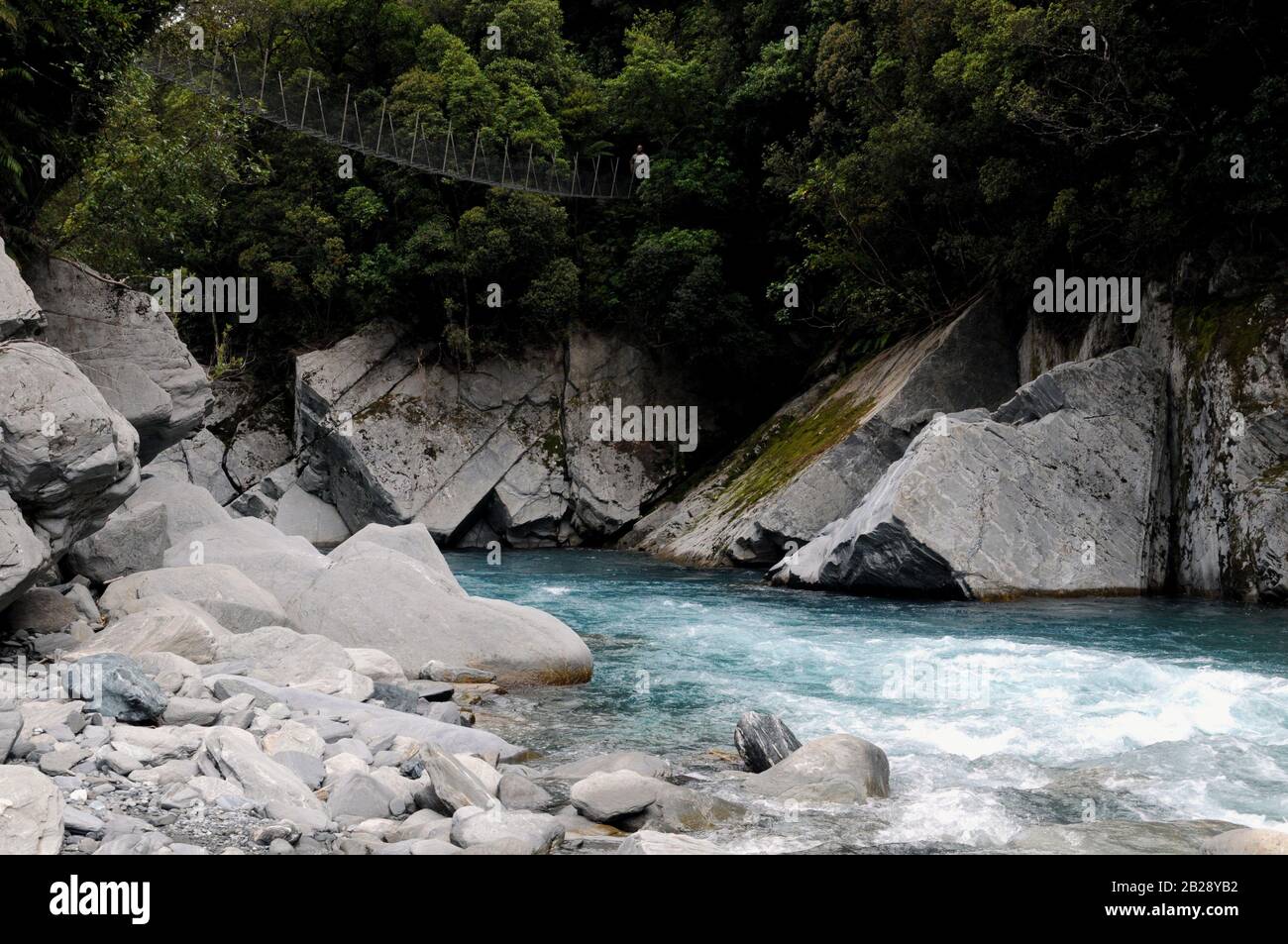 Le pont de Cesspool Swing offre une traversée intéressante de la rivière Arahura dans le district de Westland en Nouvelle-Zélande. Banque D'Images