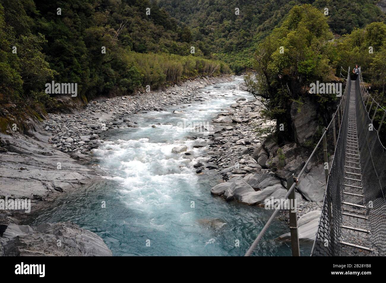 Le pont de Cesspool Swing offre une traversée intéressante de la rivière Arahura dans le district de Westland en Nouvelle-Zélande. Banque D'Images