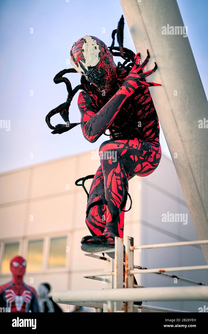 Carnage et Spiderman au festival de musique cosplay ROMICS (Rome Comics), deux fois par an le rassemblement emblématique de musique cosplay, fans de musique comique. Magnifique coucher de soleil, Dystopia Banque D'Images