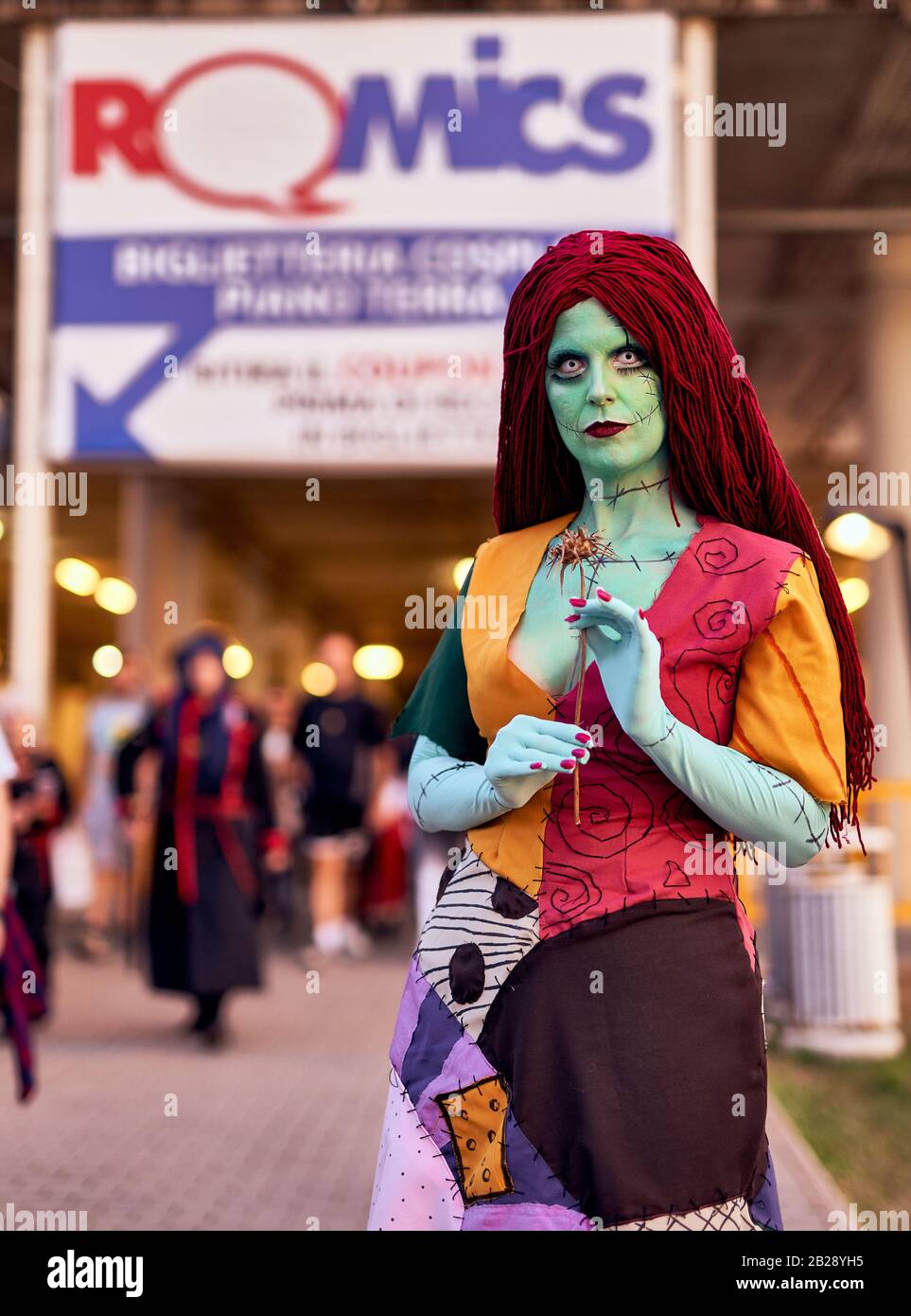 Femme cosplayer à l'entrée du Festival international ROMICS (Rome Comics), deux fois par an le rassemblement emblématique de cosplay, de comics et de fiction Banque D'Images