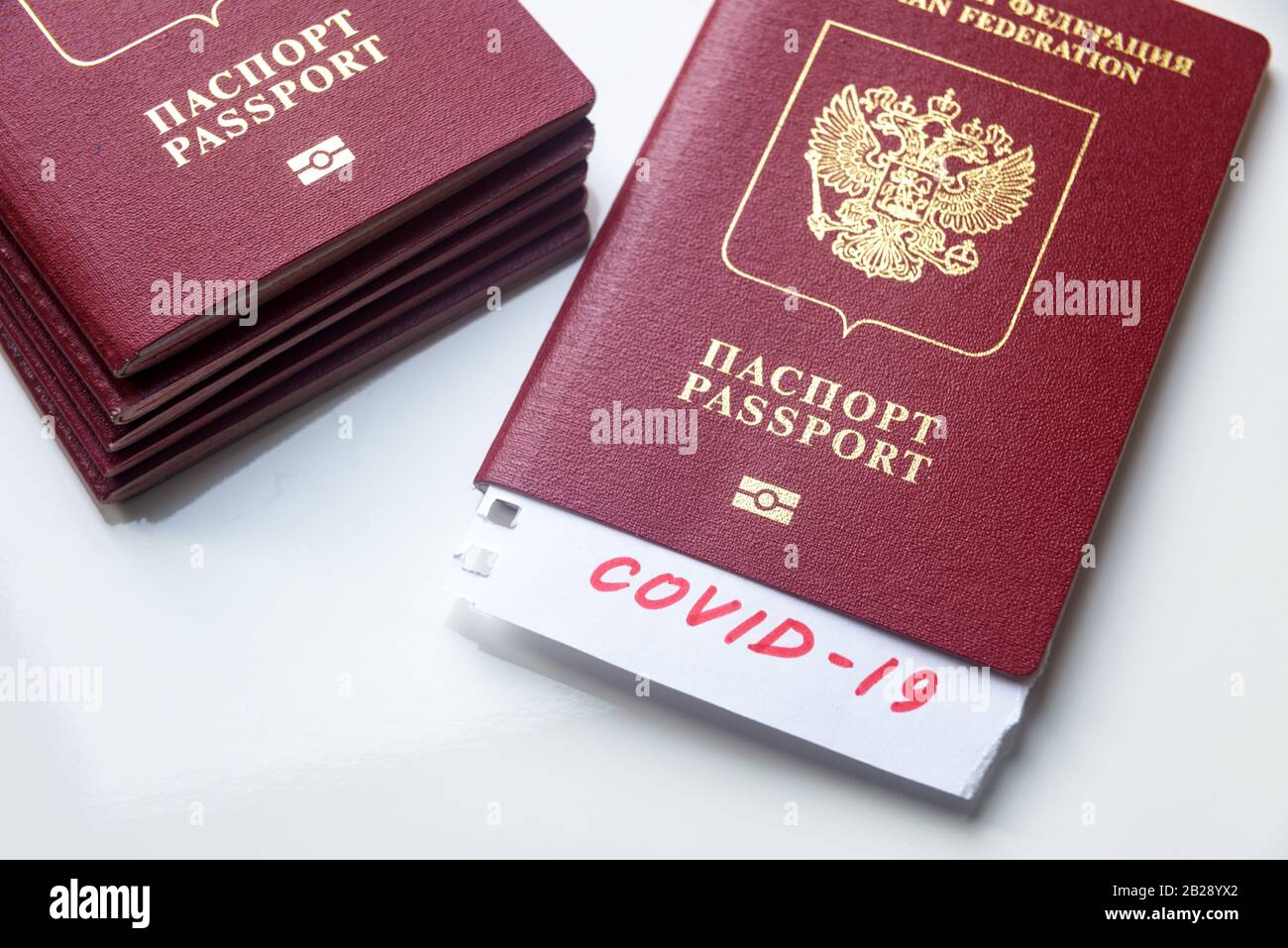 Coronavirus et concept de voyage. Note COVID-19 et passeport russe. Nouvelle épidémie de virus corona. Propagation de l'épidémie de Chine. Contrôle des frontières et qua Banque D'Images