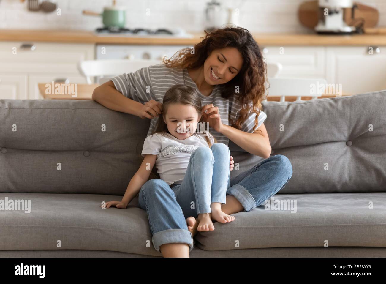 Bonne maman jouer avec petite fille dans la cuisine Banque D'Images