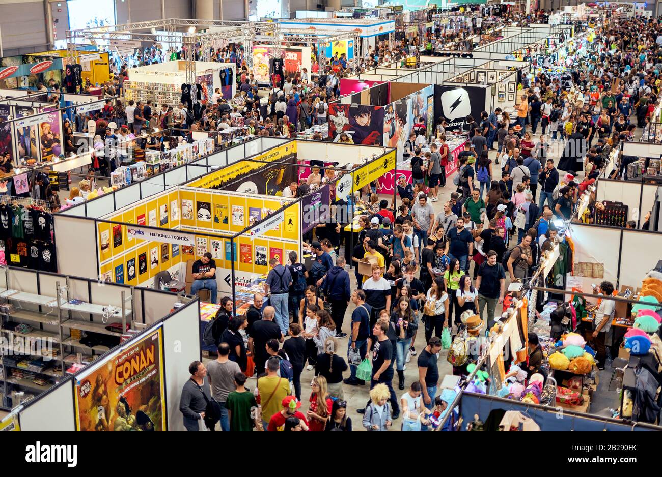 Personnes marchant autour des stands du festival bondé ROMICS (Rome Comics), deux fois par an le rassemblement emblématique et le marché des cosplay, les amateurs de Comics Banque D'Images