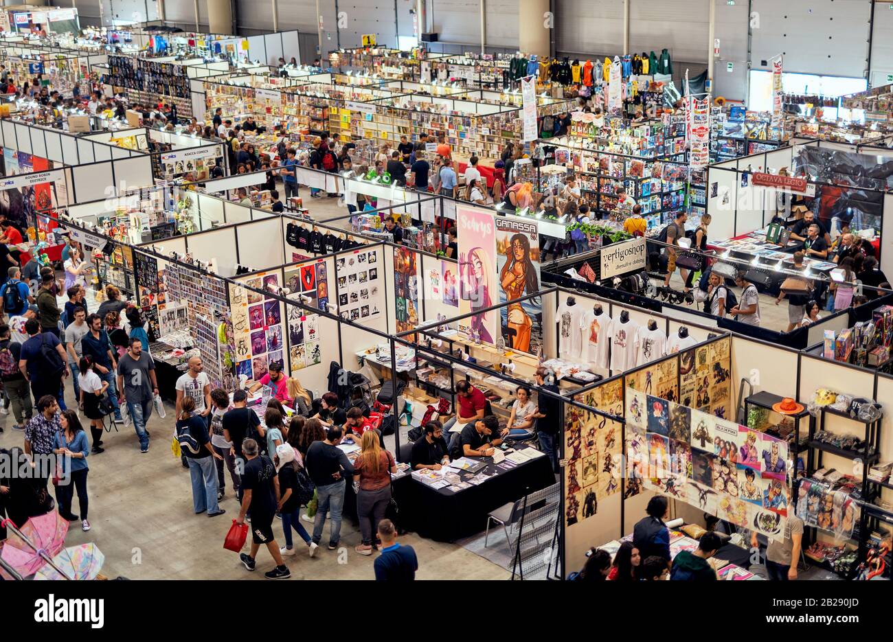 Personnes marchant autour des stands du festival bondé ROMICS (Rome Comics), deux fois par an le rassemblement emblématique et le marché des cosplay, les amateurs de Comics Banque D'Images