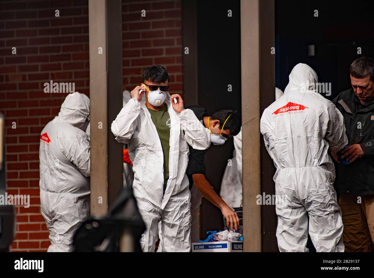 Les travailleurs ont des vêtements de protection et des masques avant d'entrer à l'école primaire de Forest Hills dans le lac Oswego, Oregon. Les autorités sanitaires de l'Oregon ont identifié un membre du personnel scolaire comme ayant un test positif de COVID-19 Ccoronavirus, vérifié par les Centres de contrôle des maladies à Atlanta. Lake Oswego School District Superentendent, le Dr Lora de la Cruz a déclaré que le "nettoyage en profondeur" de l'école est entrepris par mesure de précaution. Banque D'Images