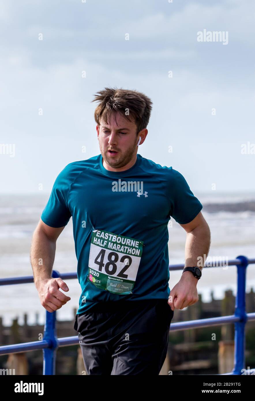 Eastbourne, East Sussex, Royaume-Uni. 1 mars 2020. Les coureurs se disputent le semi-marathon d'Eastbourne autour de ce difficile parcours en bord de mer. Banque D'Images