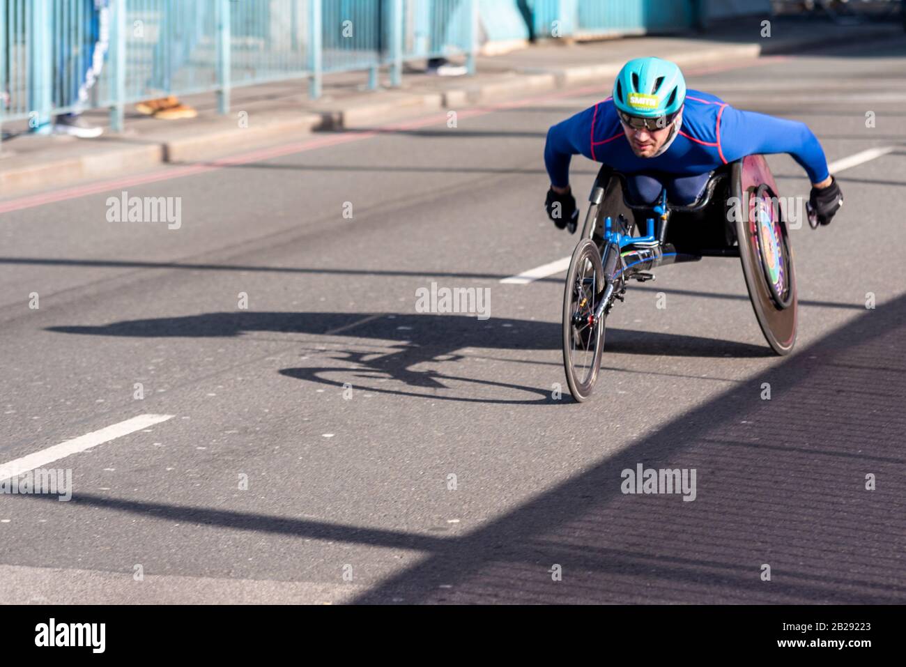 JohnBoy Smith course dans le Vitality Big Half marathon croisant Tower Bridge, Londres, Royaume-Uni. Troisième place de l'unité de finition dans la course En Fauteuil Roulant Banque D'Images