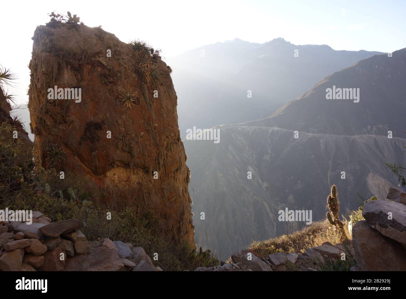 Un seul grand rocher devant le canyon profond de Colca (Canon de Colca) au Pérou avec des montagnes brumeuses sur le trekingRoute Cabanaconde à Sangalle Oasis Banque D'Images