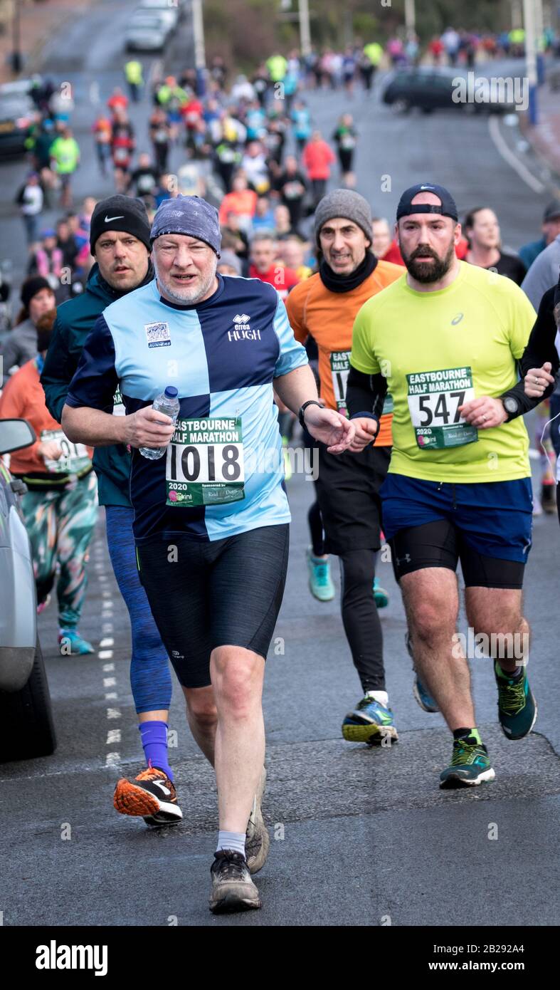 Eastbourne, East Sussex, Royaume-Uni. 1 mars 2020. Les coureurs se disputent le semi-marathon d'Eastbourne autour de ce difficile parcours en bord de mer. Banque D'Images
