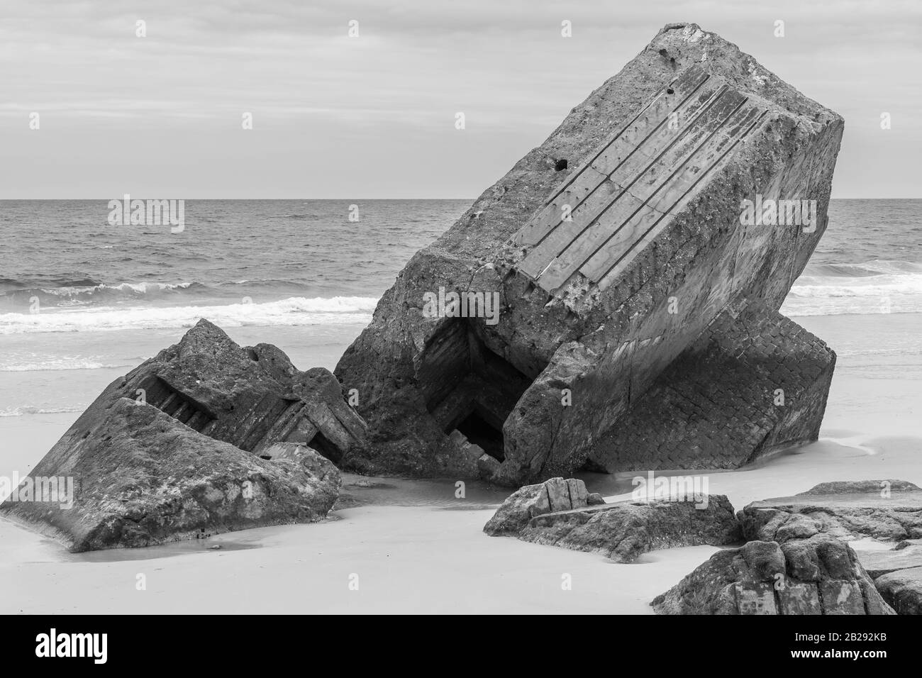 Un vieux bunker sur la plage de Capbreton en France qui est presque vertical en raison des marées. Banque D'Images