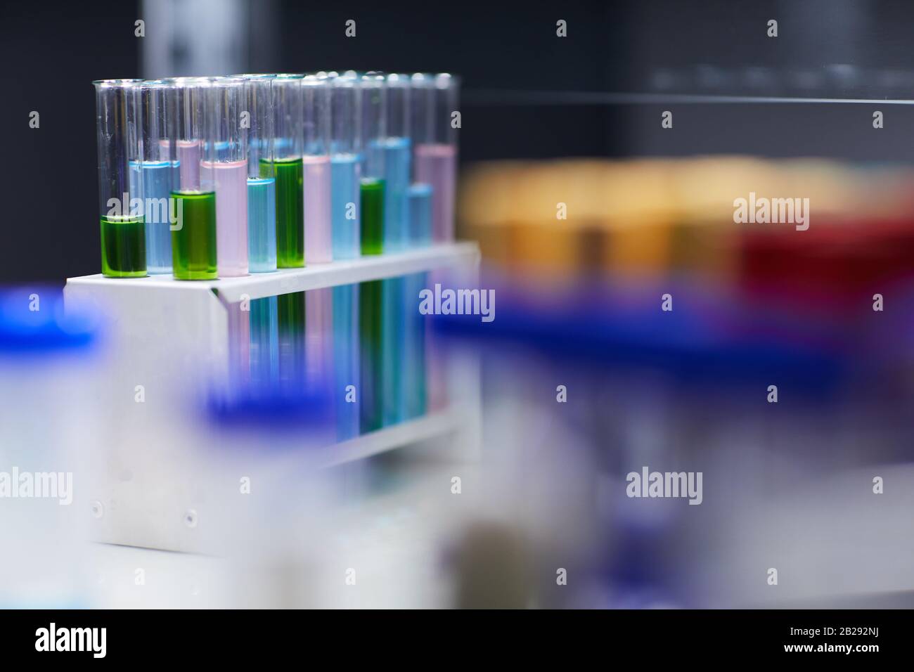 Image d'arrière-plan gros plan des tubes à essai avec un liquide coloré sur la table en laboratoire, espace de copie Banque D'Images