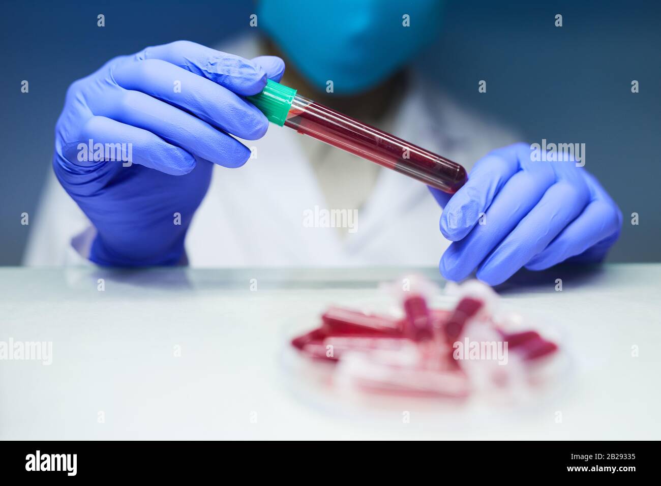 Gros plan d'un scientifique non reconnaissable tenant un tube à essai avec un échantillon sanguin tout en travaillant sur la recherche en laboratoire, espace de copie Banque D'Images
