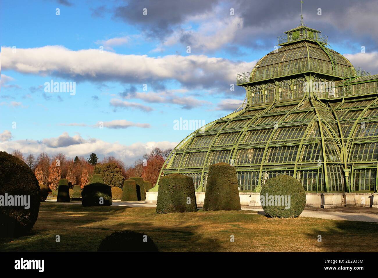 Serre de verre vert, maison de palmiers dans le jardin néerlandais près du palais de Schoenbrunn, ancienne résidence d'été impériale, Vienne, Autriche, Europe. Concept de voyage UNESCO Banque D'Images