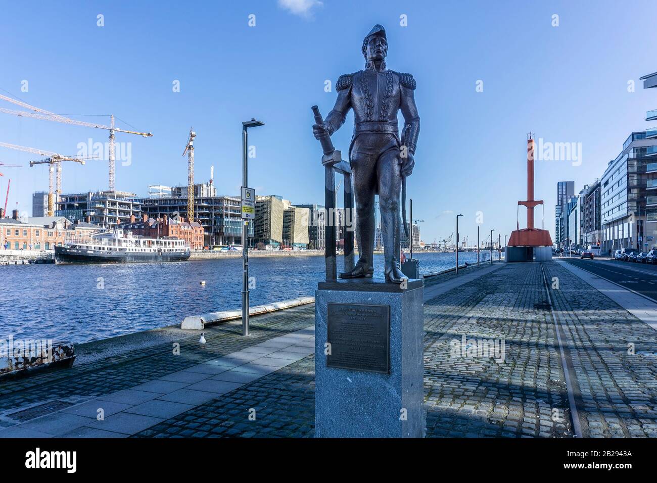 La statue de l'amiral William Brown, père fondateur de la marine Argentine, sur Sir John Rogersons Quay, Dublin, Irlande. Banque D'Images