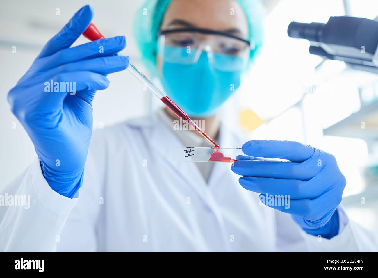Portrait de la scientifique féminine effectuant un test sanguin tout en travaillant sur la recherche en laboratoire médical, espace de copie Banque D'Images