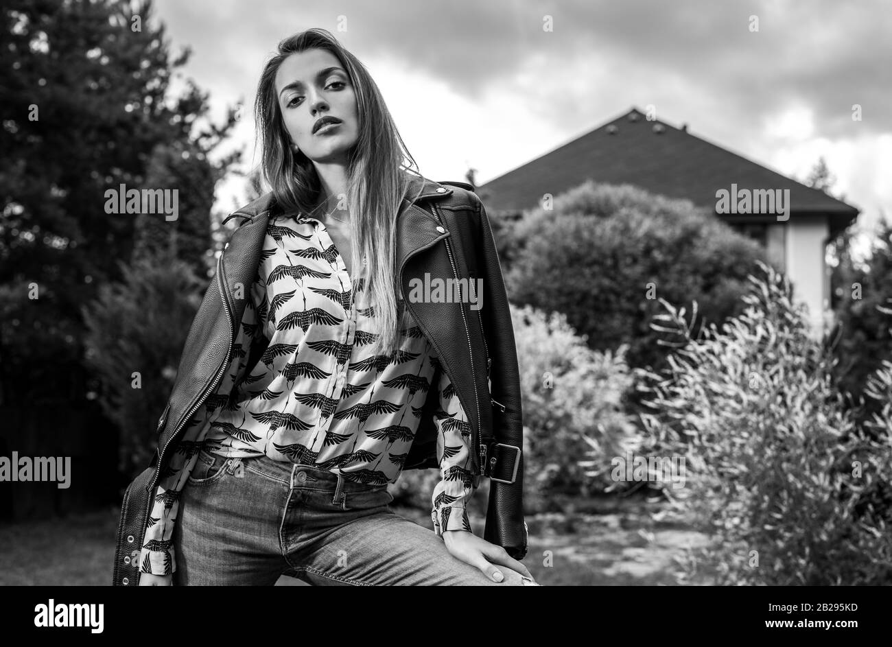 Magnifique portrait extérieur émotionnel de la jeune femme dans le jardin de la maison. Banque D'Images