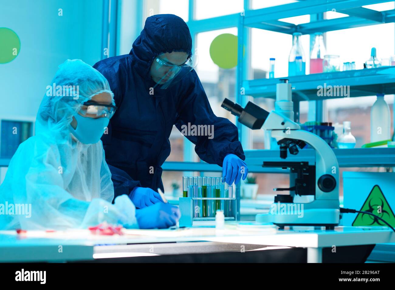 Portrait de deux scientifiques portant un équipement de protection complet travaillant sur la recherche en laboratoire médical, espace de copie Banque D'Images