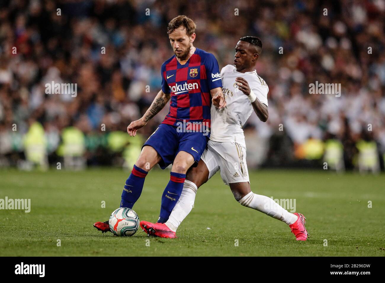 Estadio Santiago Bernabeu, Madrid, Espagne. 1 mars 2020. Football La Liga, Real Madrid Versus Club De Futbol Barcelona; Ivan Rakitic (Fc Barcelona) Détient Vinicius Junior (Real Madrid) Crédit: Action Plus Sports/Alay Live News Banque D'Images