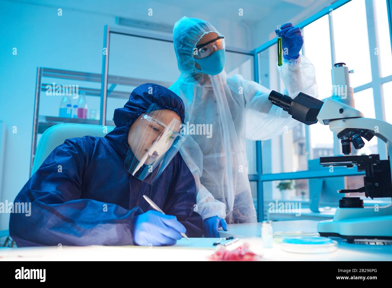Portrait de deux scientifiques portant des équipements de biodanger tout en travaillant sur la recherche en bio laboratoire Banque D'Images