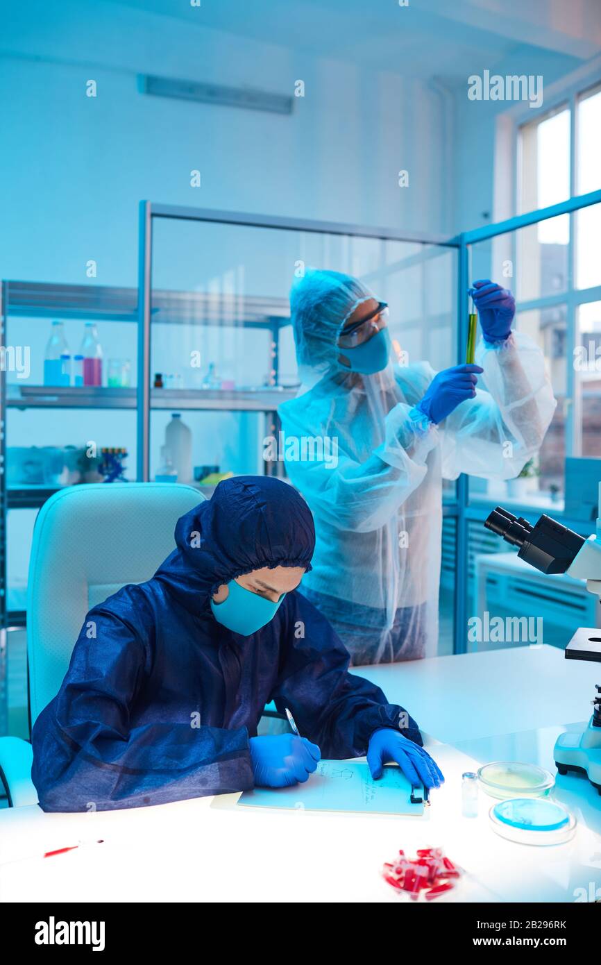 Portrait de deux scientifiques portant des équipements de biodanger tout en travaillant sur la recherche en laboratoire biologique, espace de copie Banque D'Images