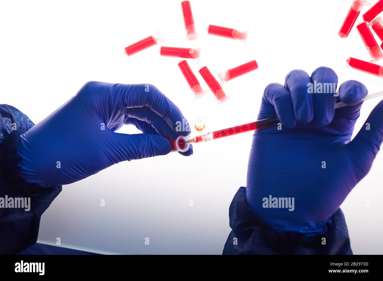 Gros plan de scientifique examinant des échantillons de sang sur un panneau lumineux dans un laboratoire médical, espace de copie Banque D'Images